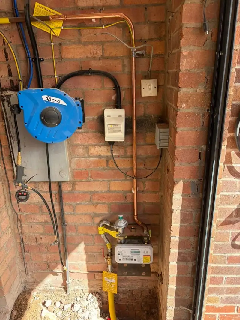 New gas meter install with yellow gas hose, copper riser and electrical bonding tag